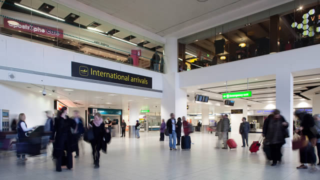 How to transfer from Gatwick Airport to London