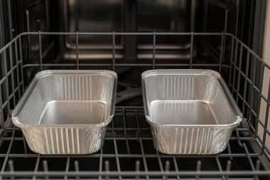 Pot fi spălate în mașina de spălat vase caserolele de aluminiu?