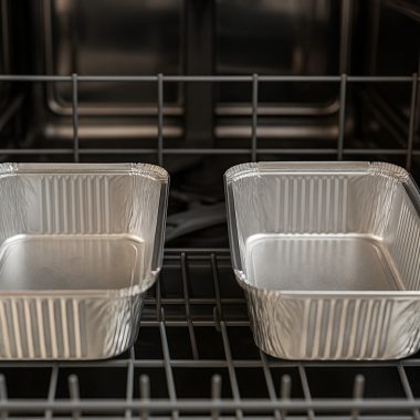 Pot fi spălate în mașina de spălat vase caserolele de aluminiu?